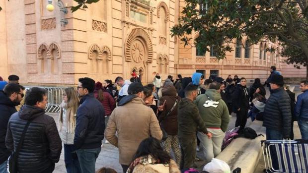 Denunciado por poseer 24 entradas de semifinales del COAC y media bellota de hachís