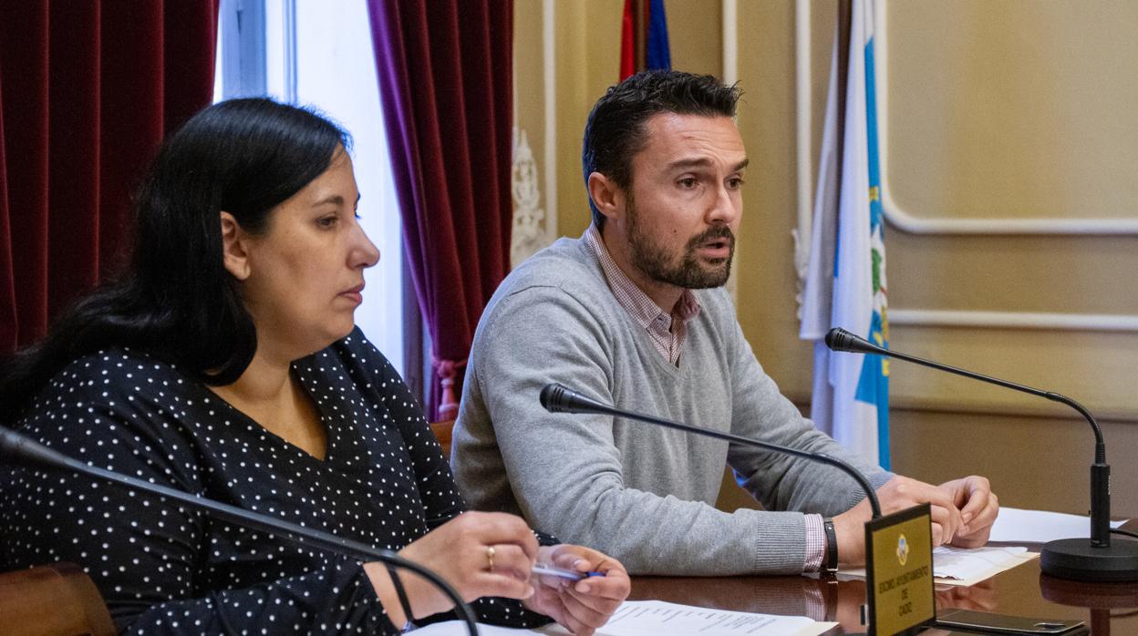 La portavoz de Adelante Cádiz, Ana Fernández, junto a Martín Vila.