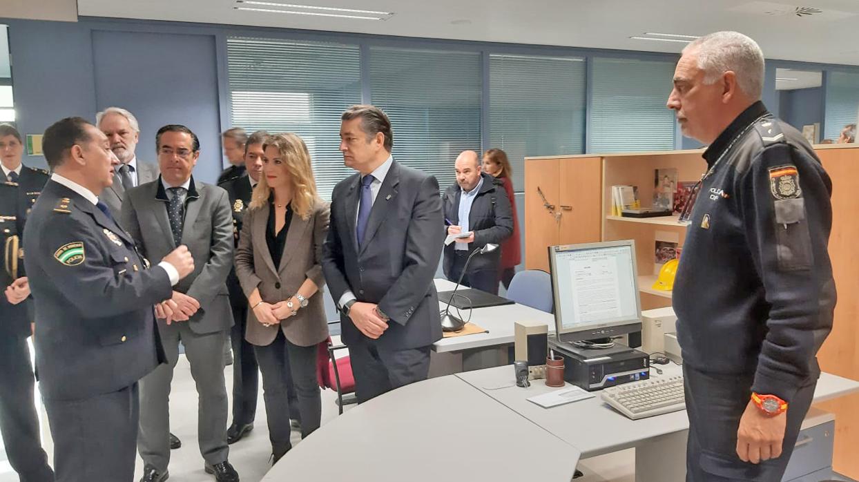 Antonio Sanz, junto a la delegada del Gobierno, Ana Mestre.