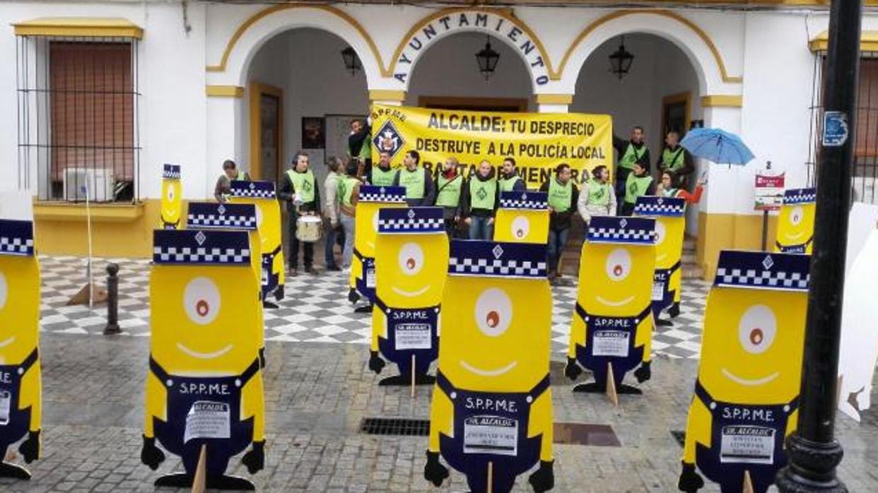 Una de las protestas de los agentes de la Policía Local de Coria de Río