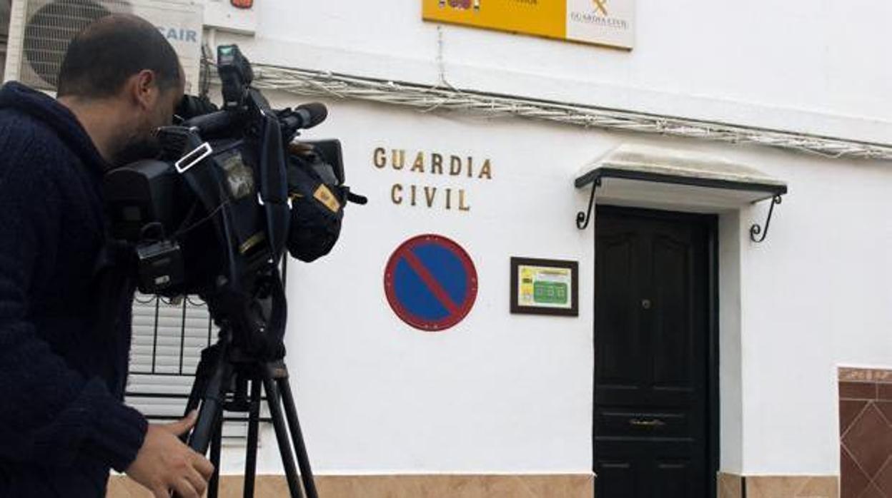 Fachada principal del cuartel de la Guardia Civil en Isla Mayor