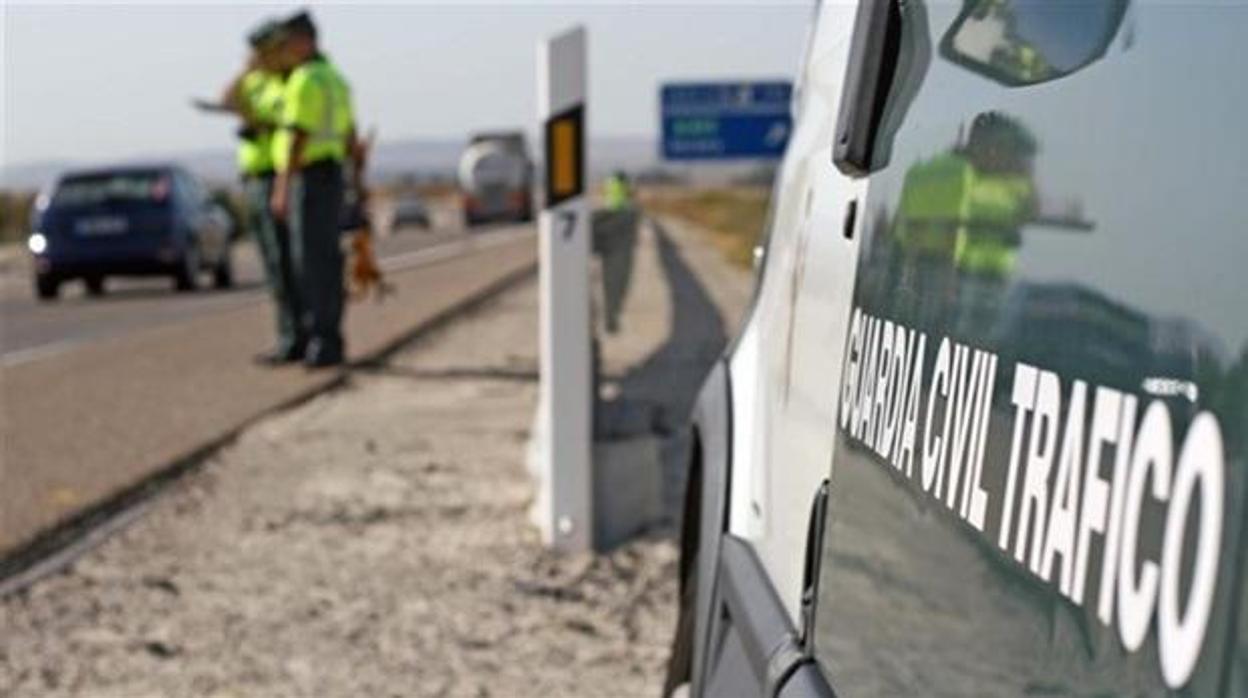 Dos agentes de Tráfico de la Guardia Civil en una de las carreteras de la provincia de Sevilla