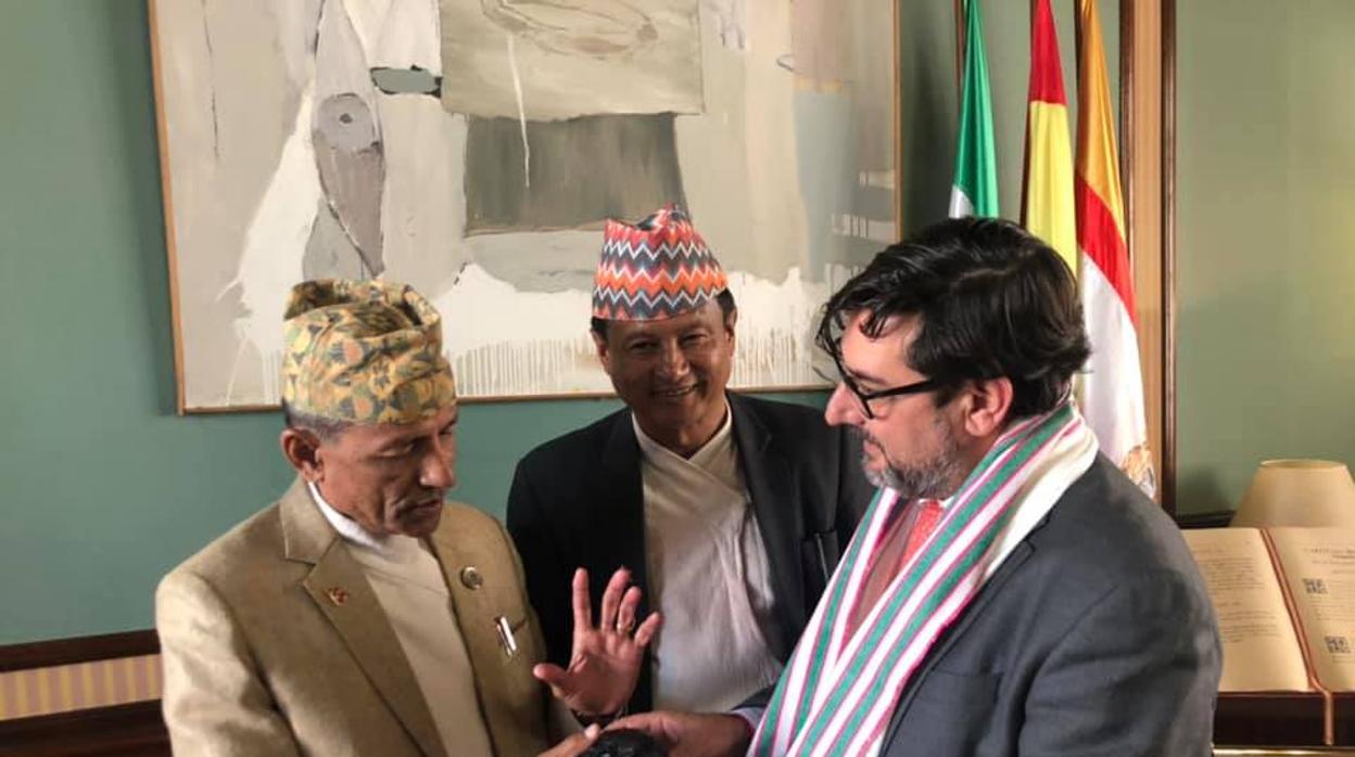 El alcalde de Utrera, José María Villalobos, recibió en su despacho a los dos alcalades procedentes de Nepal