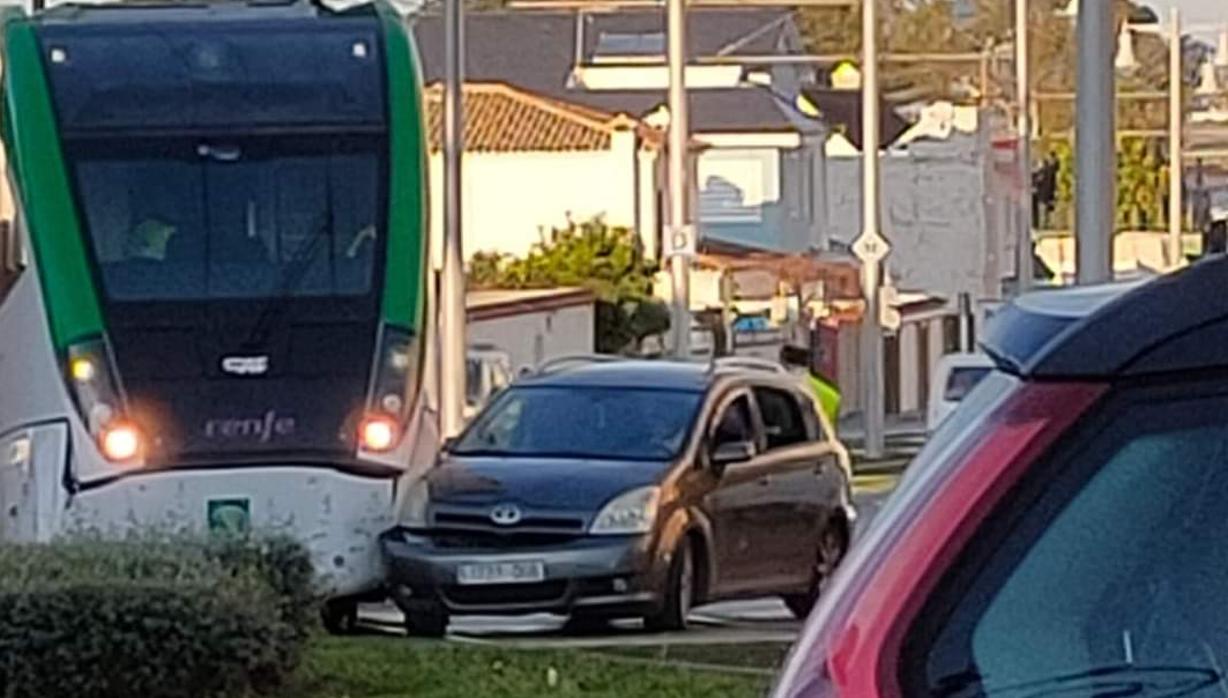 Accidente entre el Tranvía y un turismo en San Fernando