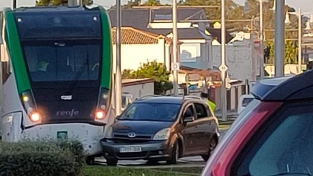 Colisión entre el Tranvía de la Bahía y un turismo en San Fernando