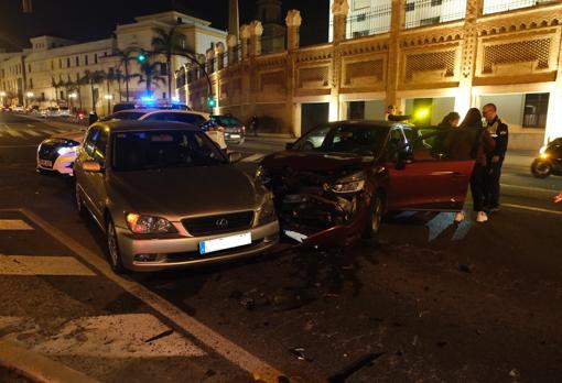 VÍDEO: Dos turismos chocan en la Cuesta de las Calesas en Cádiz