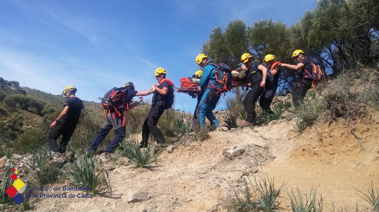 Momento del rescate en camilla de montaña por una zona escarpada