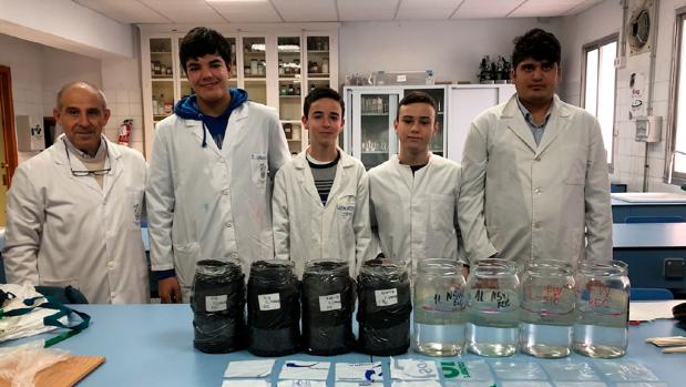 Alumnos del Colegio San Felipe Neri investigan la biodegrabilidad de los plásticos 'BIO'