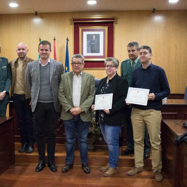 El subdelegado del Gobierno y el alcalde de Estepa junto con otras autoridades durante el reconocimiento a dos centros educativos