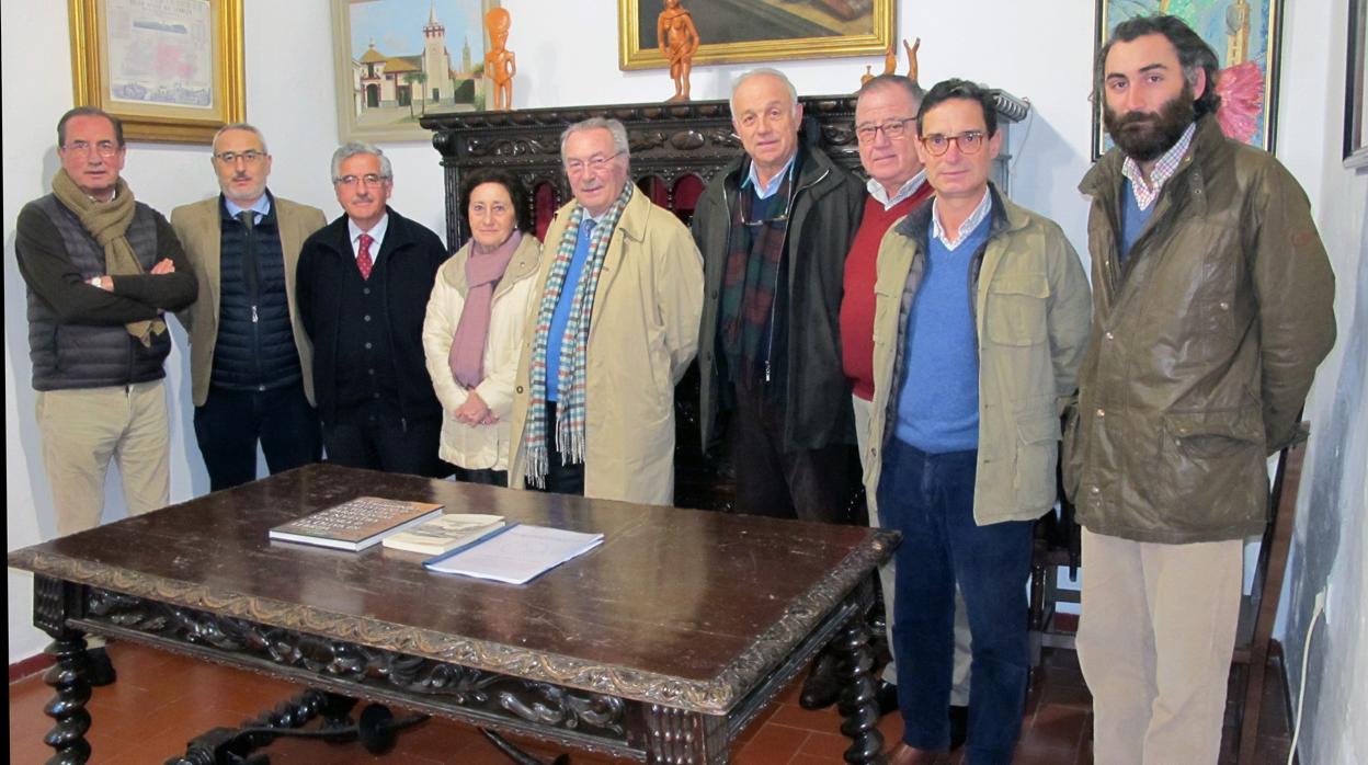 Varios de los 24 miembros de la hermandad de los Santos de Lebrija con su hermano mayor, Jacobo Cortines, en el centro