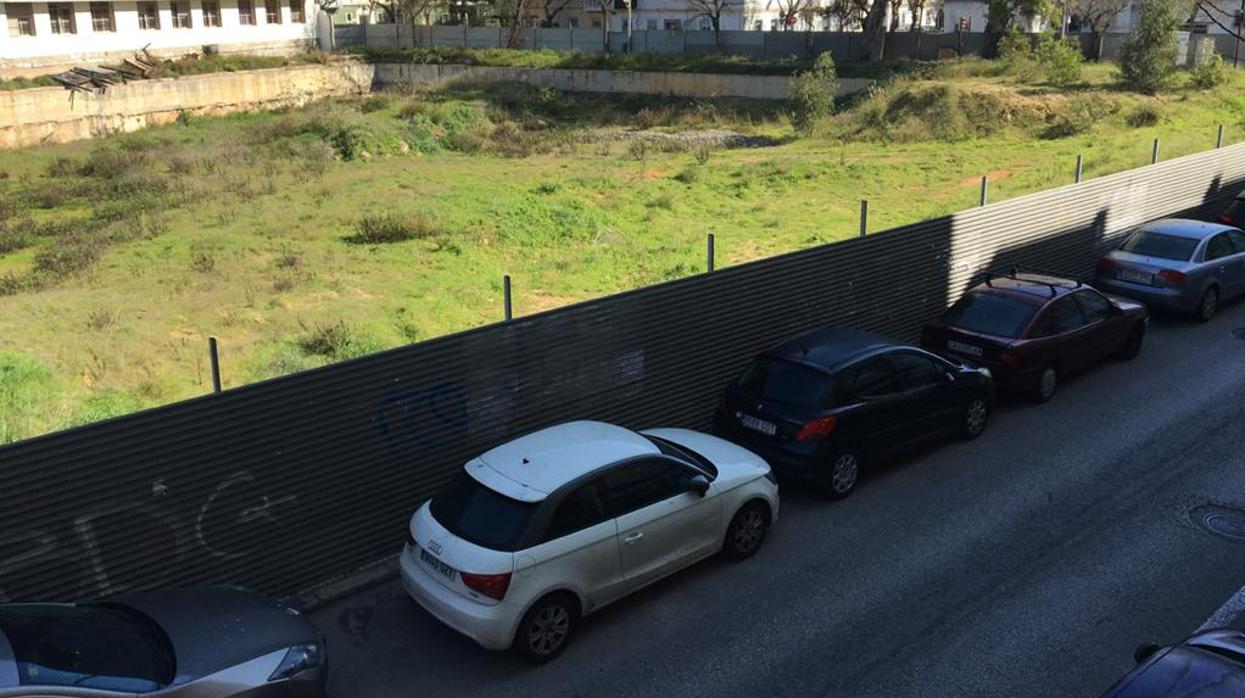 Los vecinos piden que se habilite el terreno como aparcamiento de manera provisional.