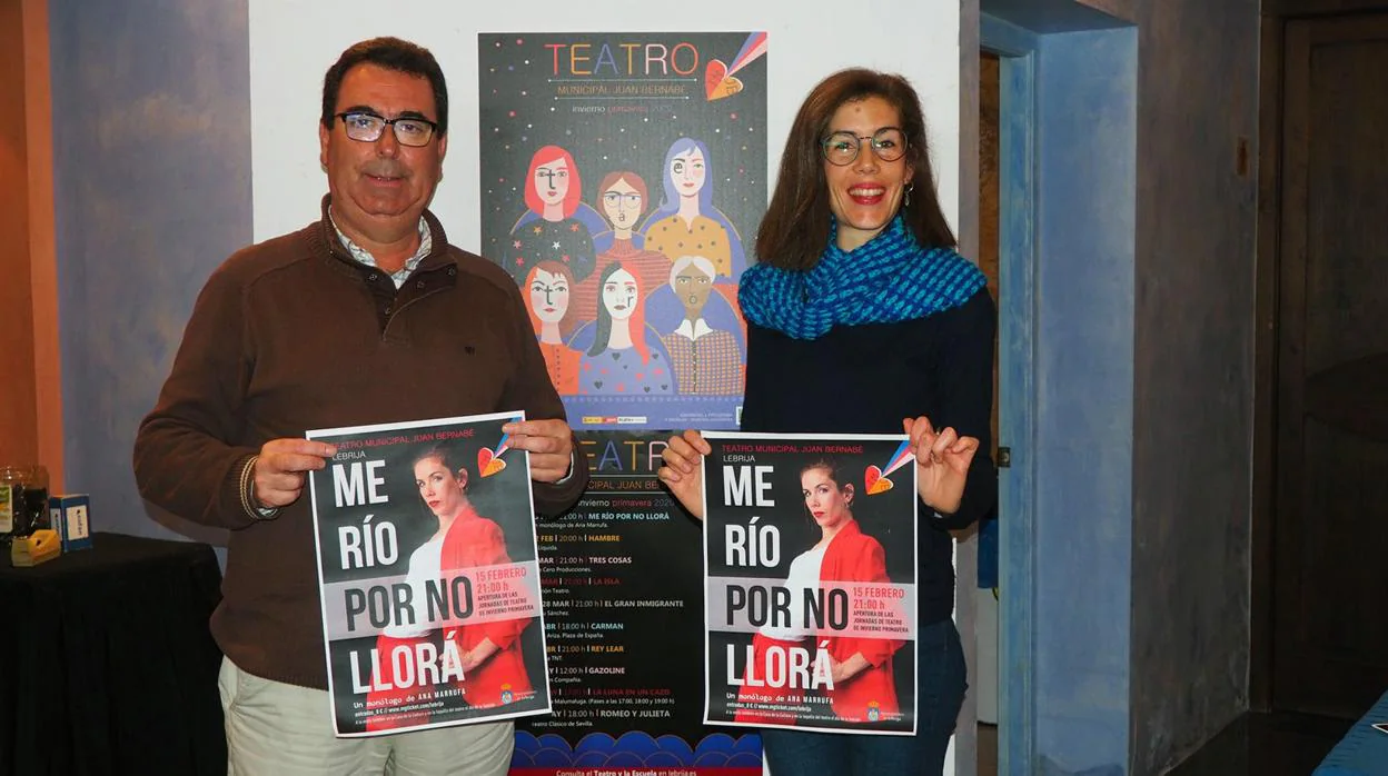 El delegado municipal de Cultura, José Ángel Martínez, y la actriz lebrijana Ana Marrufo