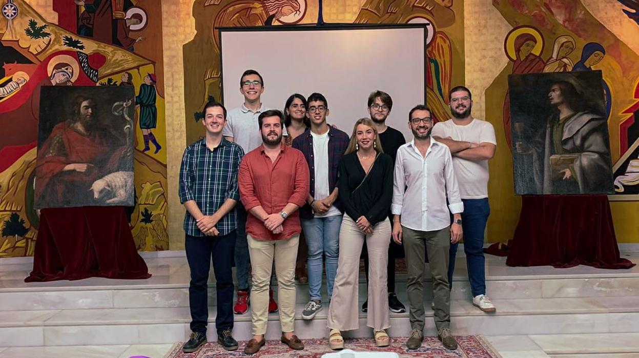 Jovenes historiadores palaciegos, ilusionados por la futura restauración del retablo