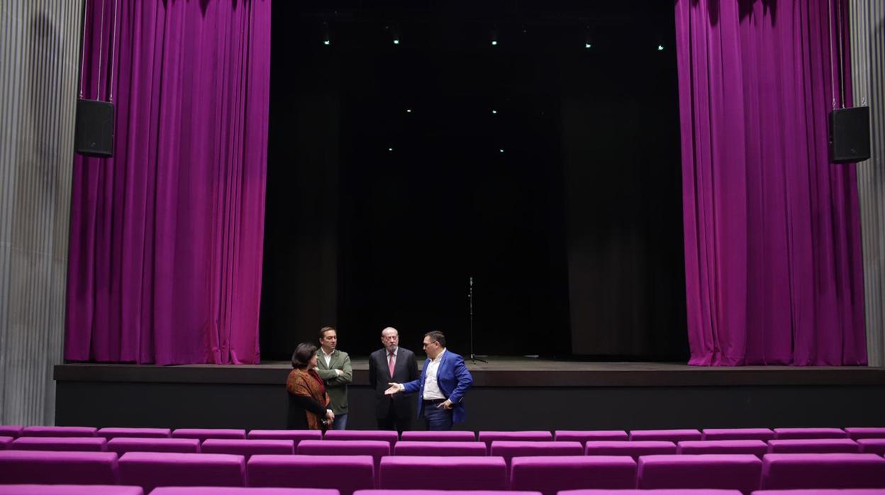 Visita del presidente de la Diputación de Sevilla al nuevo teatro municipal de Umbrete