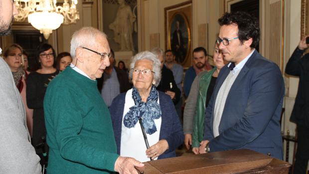 El Ayuntamiento entrega los restos del represaliado Alfonso López Quera a sus familiares