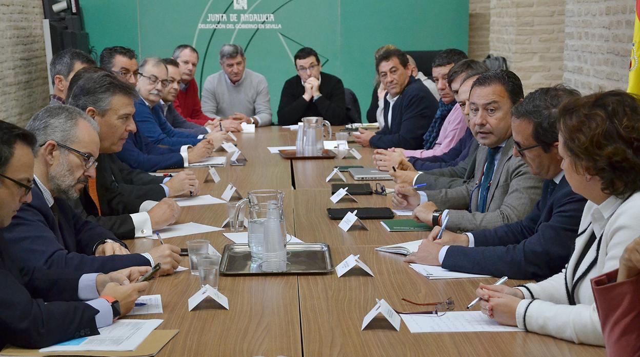 Foto de la reunión mantenida este pasado jueves entre administraciones y las empresas Endesa y Telefónica