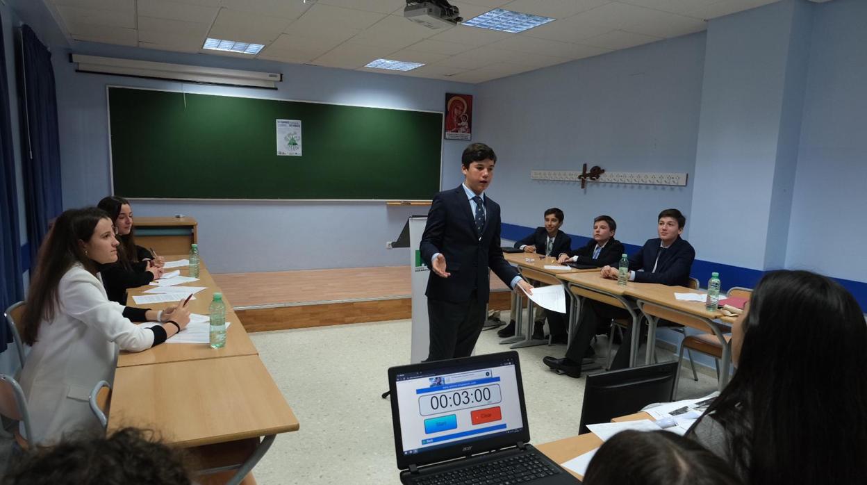 Uno de los alumnos participantes en el torneo de debate