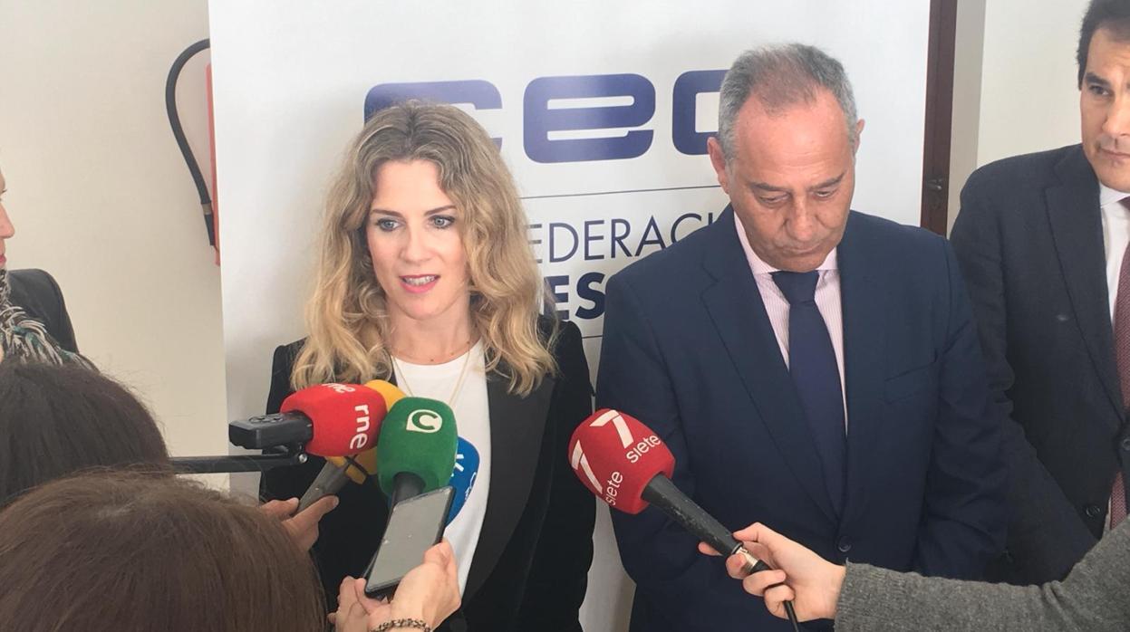 Ana Mestre atiende a los medios en la Confederación de Empresarios de Cádiz.