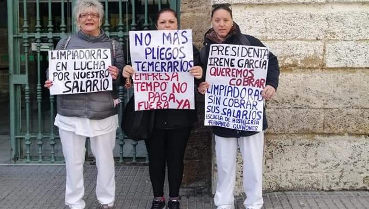 Las limpiadoras del Fernando Quiñones, en una de sus protestas.