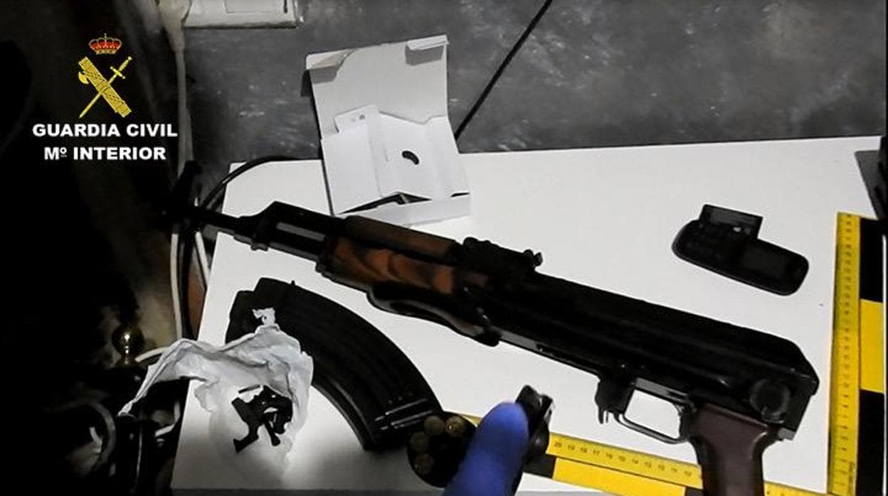 Arma AK47 encontrada en el registro de esta vivienda situada entre Sanlúcar y Chipiona.