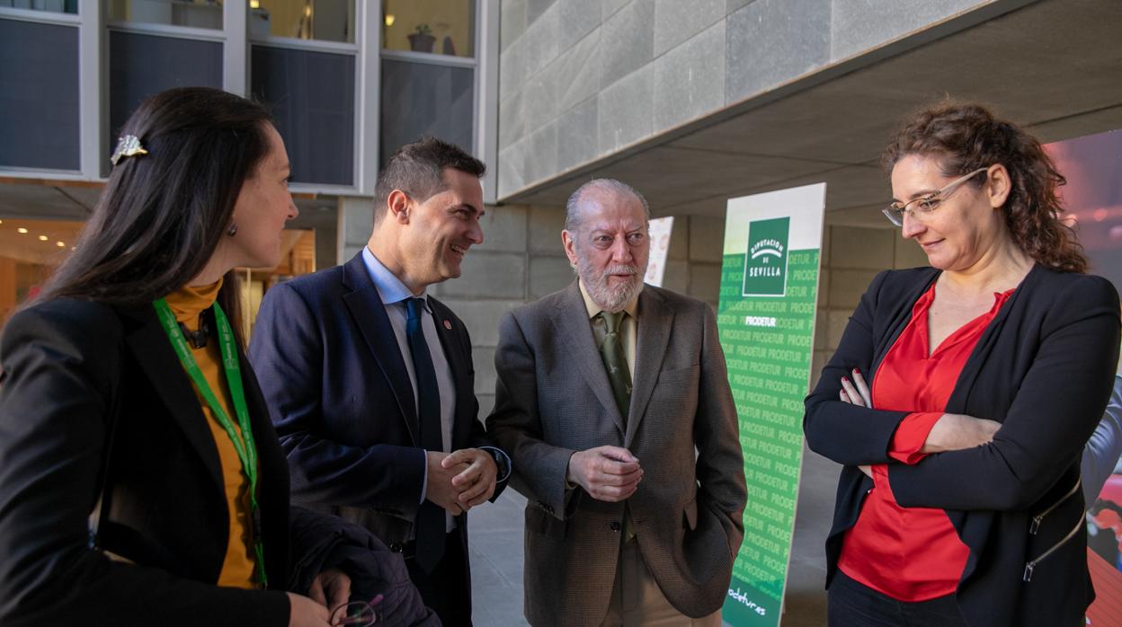 En el centro de la imagen, el presidente de la Diputación de Sevilla, Fernando Rodríguez Villalobos