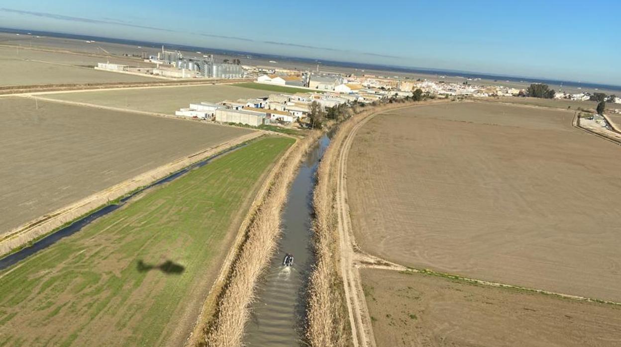 Una lancha de la Guardia Civil por el canal que atraviesa el polígono