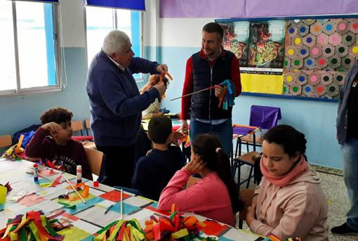 El colegio Profesor Juan Carlos Aragón organiza un taller de plumeros de Carnaval