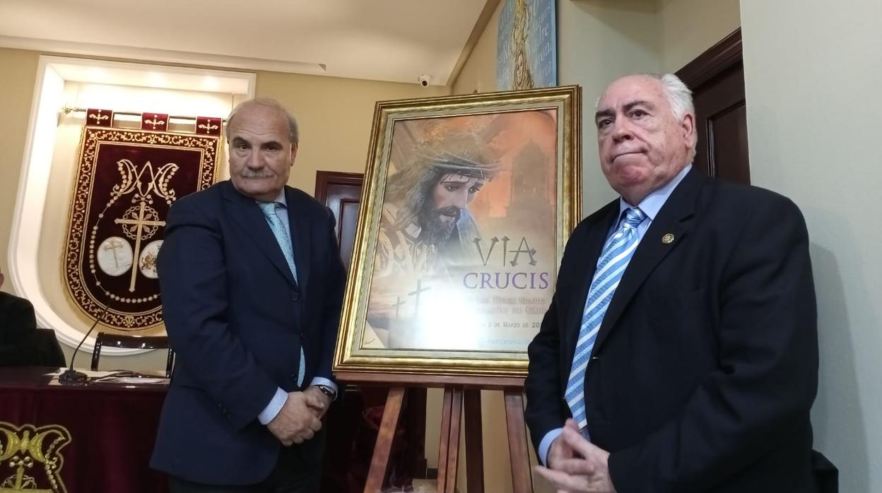 Juan Carlos Jurado y Manuel Ruiz de Quintanilla posan con el cartel