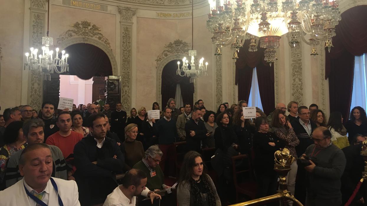 El pleno contó con la asistencia de personal interino del Ayuntamiento.