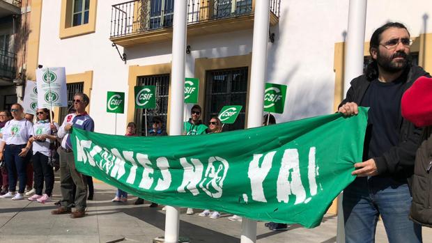 El CEIP Cervantes se manifestó ante el ayuntamiento de Dos Hermanas por el cierre del colegio