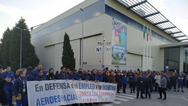 La plantilla de Airbus de la Bahía protesta contra los despidos