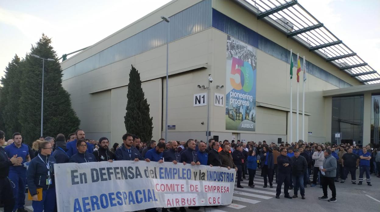 Protesta ante las puertas de Airbus en la factoría de El Puerto
