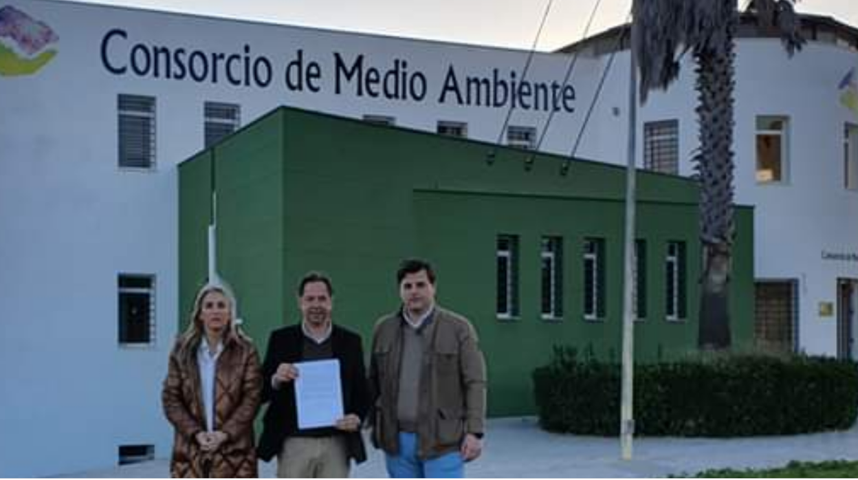 El alcalde Juan Jiménez (La Roda de Andalucía) muestra el escrito registrado en el Consorcio de la Sierra Sur