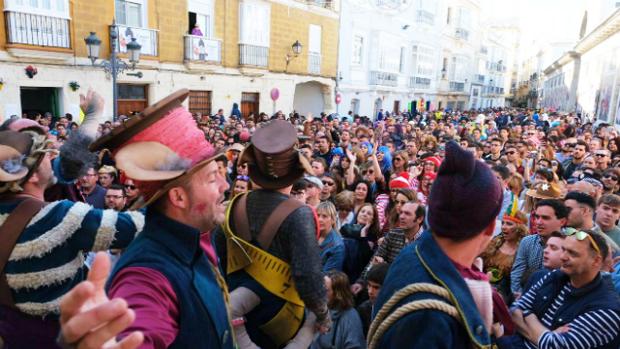 El Carnaval de Cádiz ya entona sus coplas en la calle