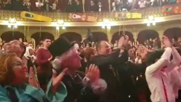 VÍDEO: El Falla canta el Credo junto a la comparsa de Juan Carlos Aragón