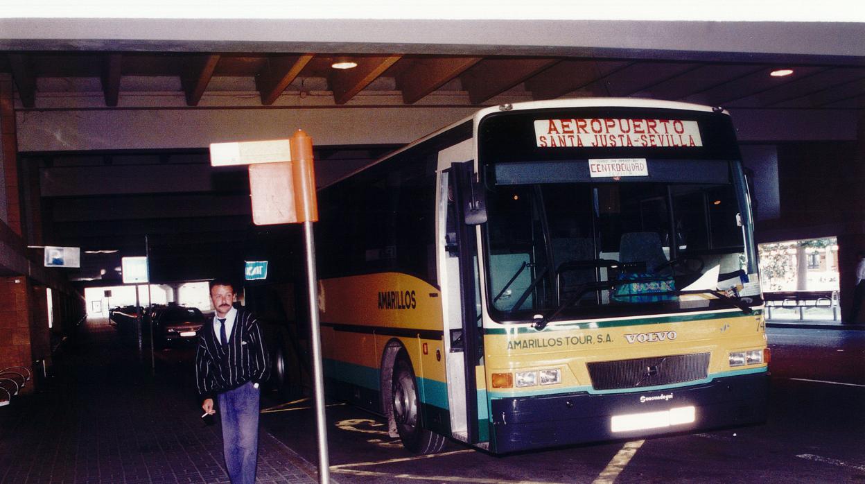 Un autocar que prestaba el servicio al aeropuerto de Sevilla, en una imagen de 1996