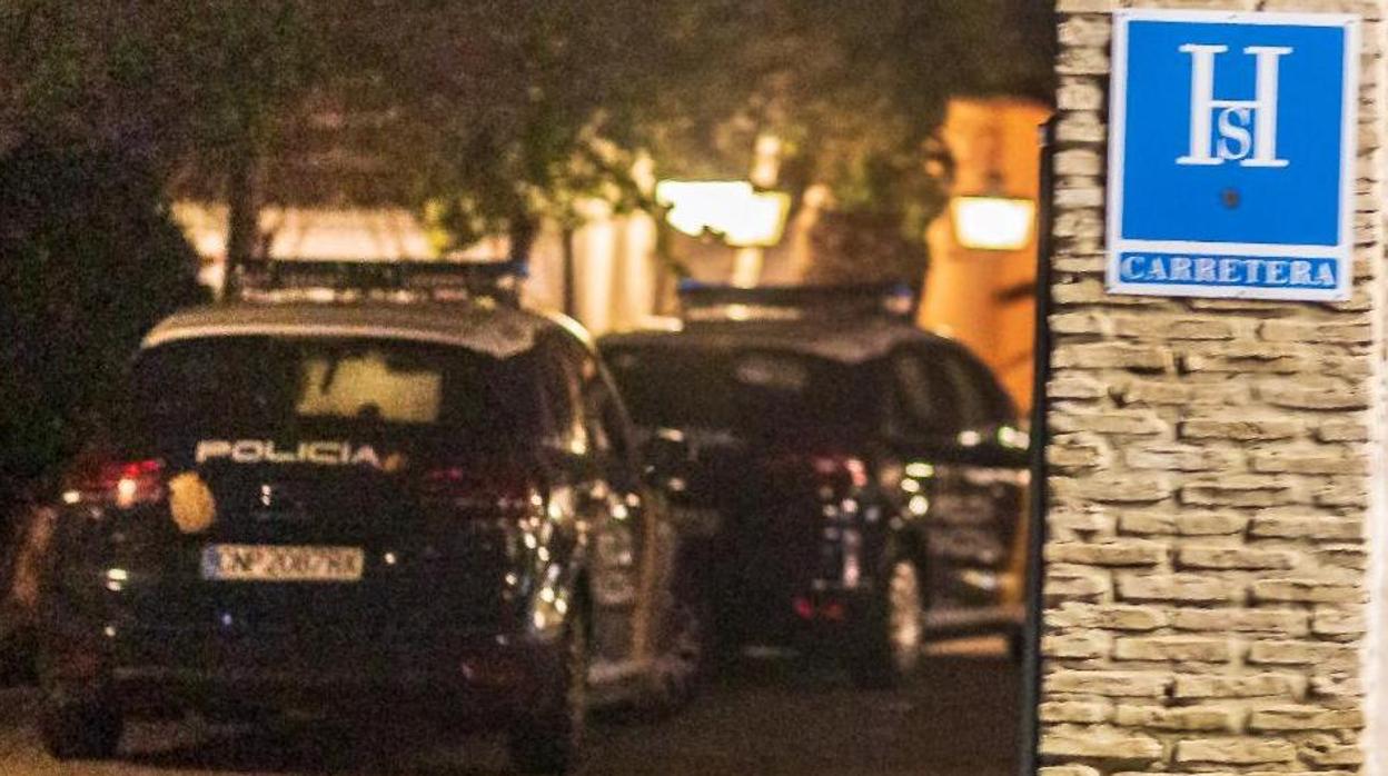 Dos coches de la Policía Nacional en el hostal a primera hora de la madrugada.