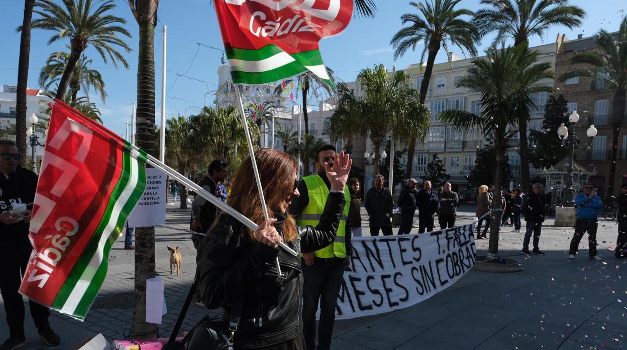 Los funcionarios municipales protagonizaron este viernes un paro de dos horas en el Ayuntamiento.