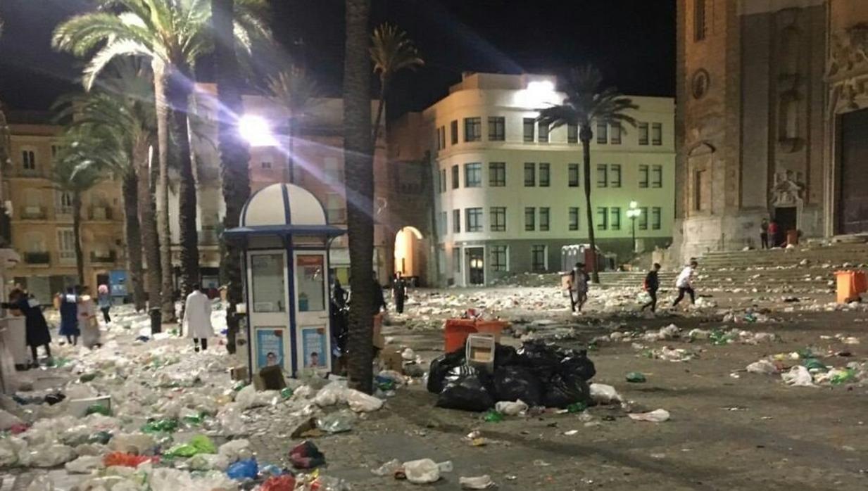 Basura en la plaza de la Catedral