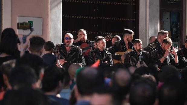 El sol y las coplas brillan en su genuino Lunes de Carnaval