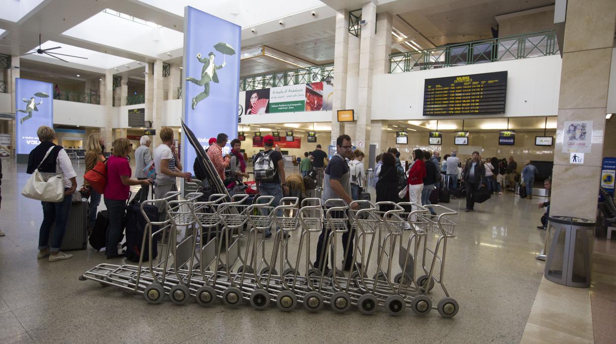 Pasajeros esperando para facturar sus maletas en el aeropuerto de Jerez