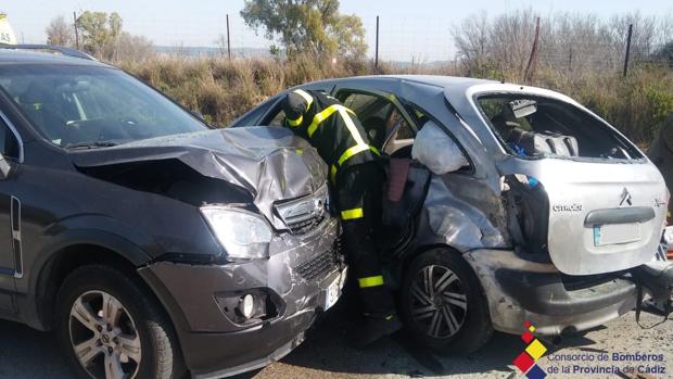 Heridas dos personas en un choque entre dos vehículos en la A-393 en Arcos