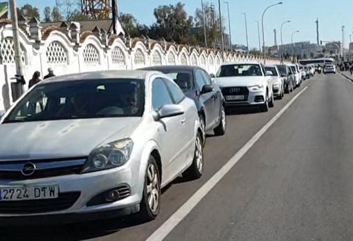 Atascos, descontrol de venta ambulante, coches por zonas peatonales, un fin de semana de Carnaval «caótico»