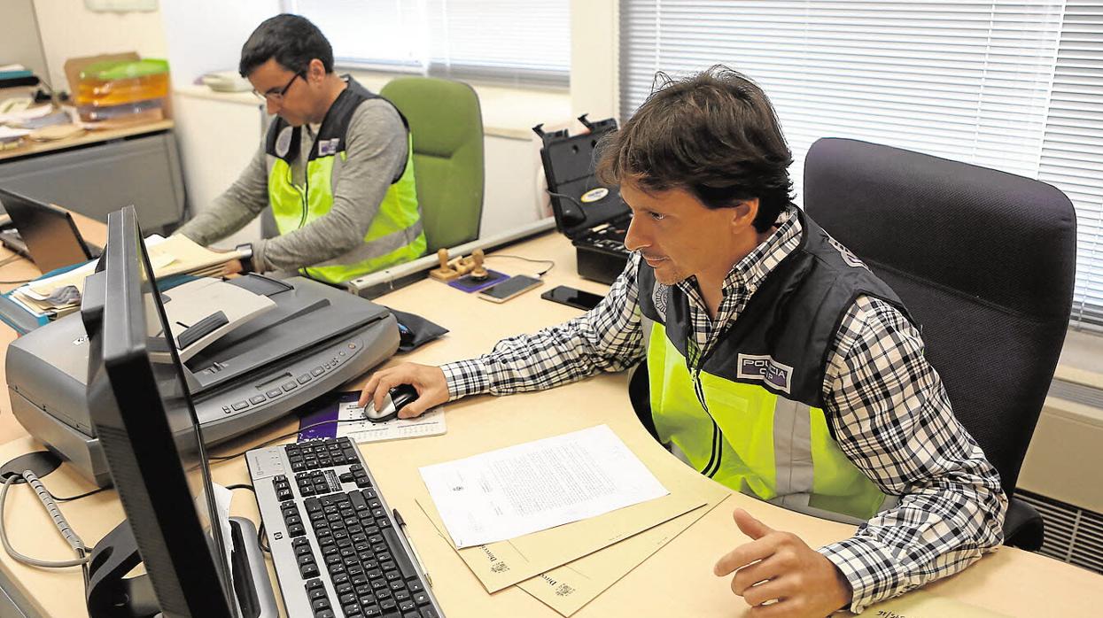 Dos miembros de la Policía Nacional