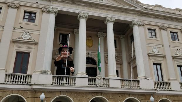 Retiran la bandera de España del Ayuntamiento y dejan sólo la andaluza