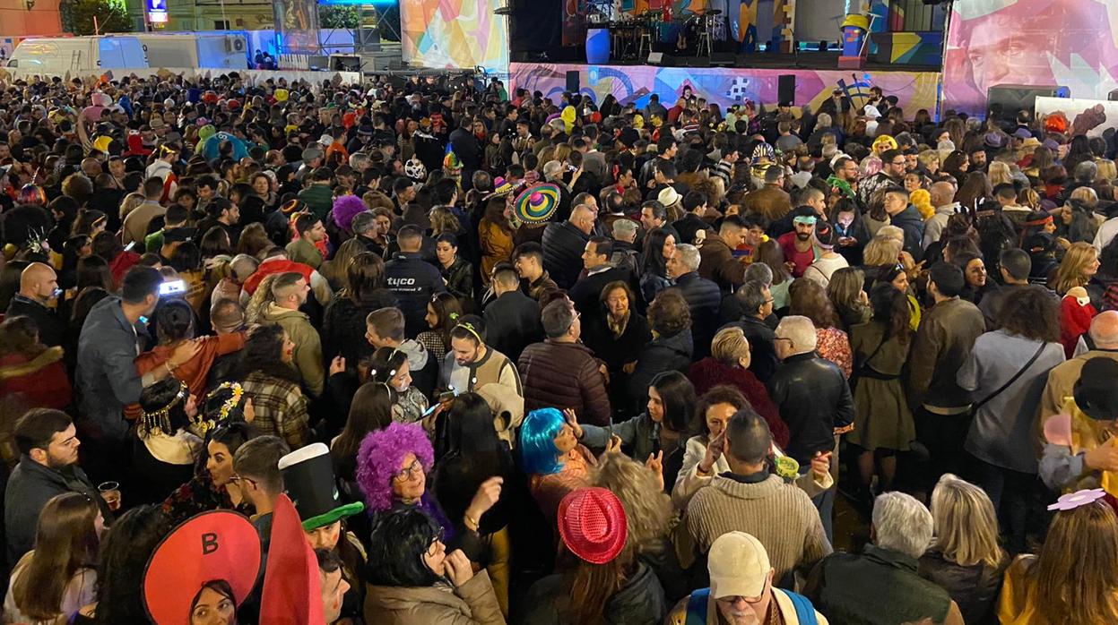 Centenares de personas viven el pregón del Carnaval de Cádiz en la plaza de San Antonio: