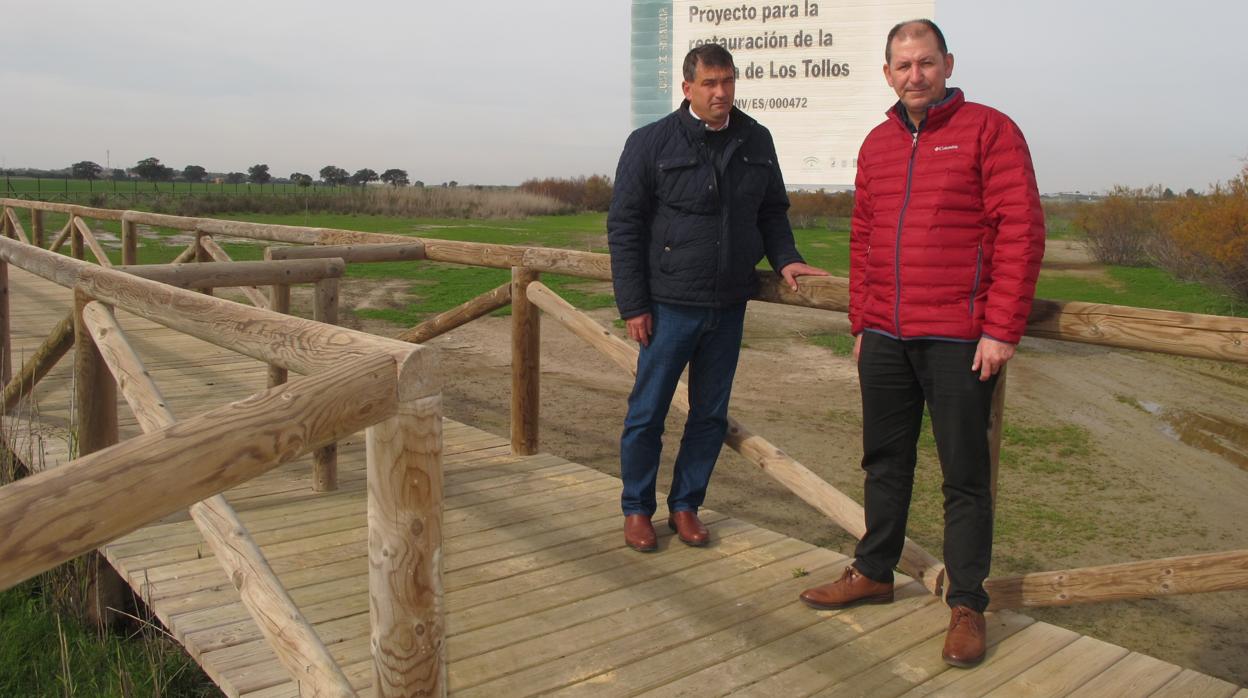 El delegado municipal de Medio Ambiente, David Pan, y el alcalde de El Cuervo, Francisco José Martínez, en la laguna de Los Tollos