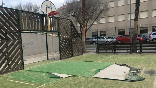 Cinco años de olvido de la zona deportiva y de ocio de la plaza Telegrafía sin Hilos