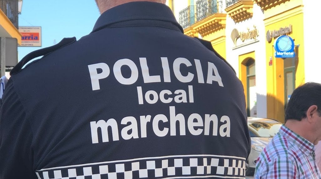 Un policía local de Marchena de sevicio por las calles de la localidad.