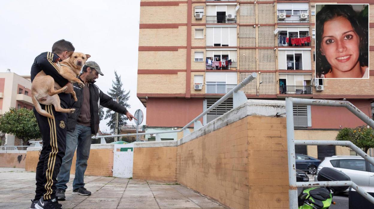 Dos vecinos señalan el lugar donde apareció el cuerpo de Loli. Tenía la cabeza destrozada